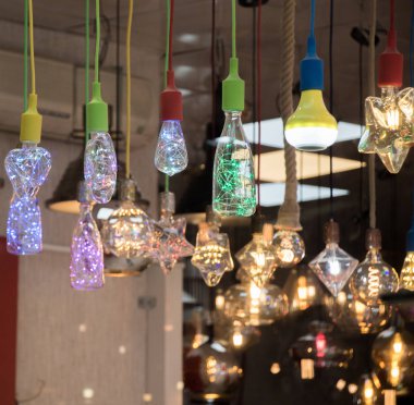 Dekoratif antika edison tarzı iplik ampulleri asılıydı.