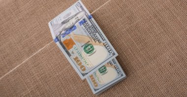 Bize banknot dolar keten bir ipte asılı