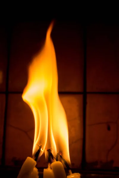 Спалювання Свічок Свічкою Темряві — стокове фото