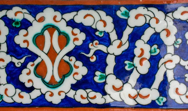 花のパターンを持つオスマントルコの古代の手作りのタイル — ストック写真