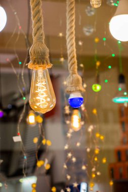 Dekoratif antika edison tarzı iplik ampulleri asılıydı.