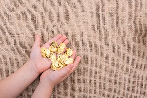 Montón Monedas Oro Falsas Mano Sobre Lienzo — Foto de Stock