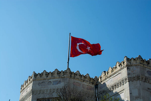 Турецкий национальный флаг висит на шесте под открытым небом