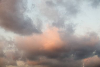 Koyu ve gri bulutlar gökyüzünde