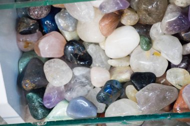 Belli bir tipte doğal mineral değerli taşlar.