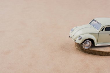 Oyuncak araba arka plan üzerinde ulaşım aygıtları olarak