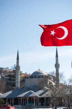 Bir minare bir iple bir direğe Türk ulusal bayrak dayan