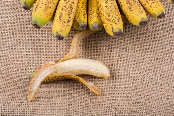 Stelletje Gele Sproeten Bananen Een Canvas Textuur — Stockfoto