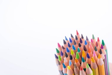 Beyaz arkaplanda renkli kalemler