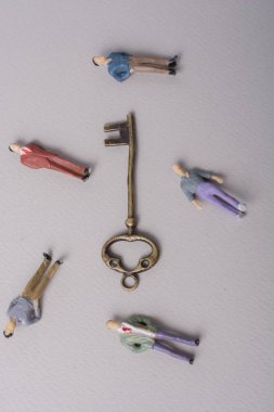 Küçük heykelcik adam minyatür ve retro anahtar