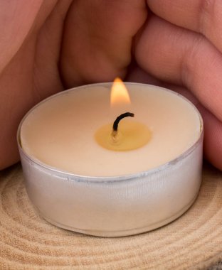 Yanan mum korumak el ahşap parçasına yerleştirilir