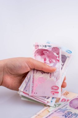 Turksh Lirası banknotlar beyaz arka plan üzerinde tutan el