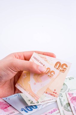 Turksh Lirası banknot beyaz arka plan üzerinde tutan el