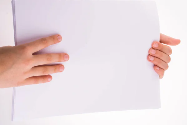 Mão Segurando Uma Folha Branca Branco Fundo Branco — Fotografia de Stock