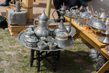 Antika pazarında doğu usulü antik metal sürahi.