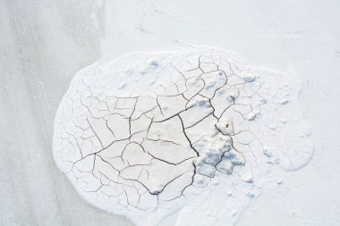 Gri renk kuru çamurlu toprak bir arka plan doku olarak kırık.