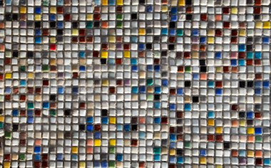 Beton duvar ile renkli mozaik kaplı