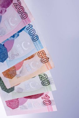 Türkçe Lira banknotları beyaz arkaplanda yan yana