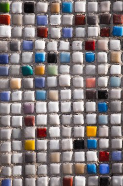 Beton duvar ile renkli mozaik kaplı