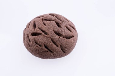 Beyaz zemin üzerinde bir desenli çikolatalı kurabiye