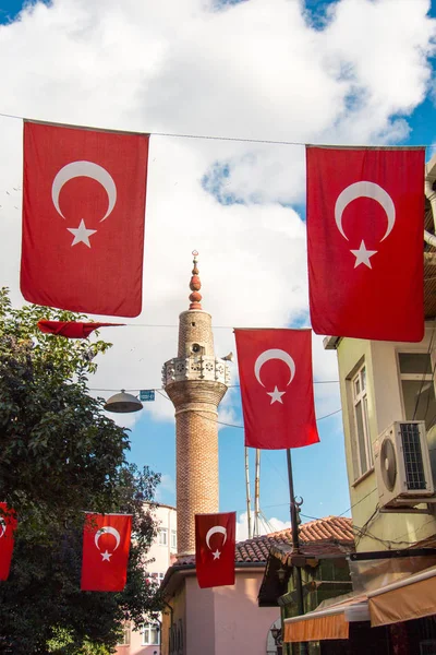 Bandeira Nacional Turca Pendurar Pólo Uma Corda Com Minarete Atrás — Fotografia de Stock