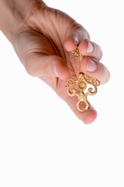 Beyaz bir arka plan ile bir izole kağıt ev tutan el