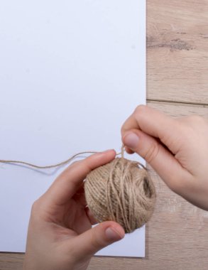 Masadaki el işi için malzemeler ve aletler.