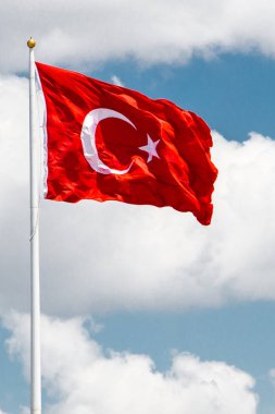 Türk ulusal bayrağı açık havada sallanıyor