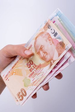 Turksh Lirası banknotlar beyaz arka plan üzerinde tutan el