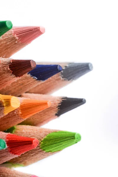 Beyaz Arka Planda Çeşitli Renk Kalemleri — Stok fotoğraf