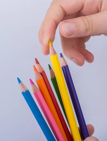 Hand Holding Kleur Potloden Geplaatst Een Witte Achtergrond — Stockfoto