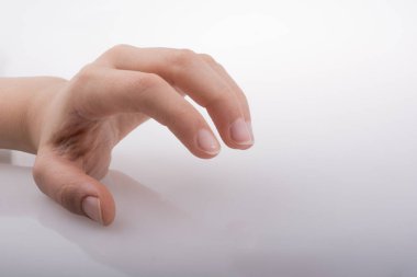 Beyaz bir arka planda el ele tutuşmak