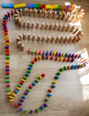 Beyaz arkaplanda renkli Domino Blokları