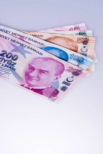Turksh 里拉纸币的各种颜色 图案和白色背景上的价值 — 图库照片