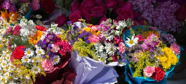 Świeży Kolorowe Kwiaty Wazonie Rynku Kwiatowy — Zdjęcie stockowe