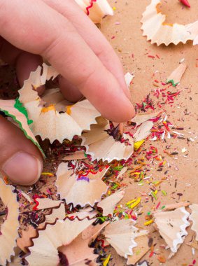 Elinde bazı renkli kalem talaş