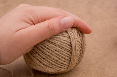 El izole kahverengi bir arka plan iş parçacığında makaralar