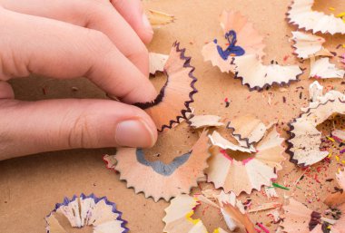 Elinde bazı renkli kalem talaş