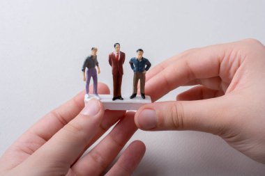 Erkekler minyatür modeli elinde küçük figürler