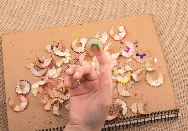 Kleurrijke Potloodkrullen Hand Een Notitieboekje — Stockfoto