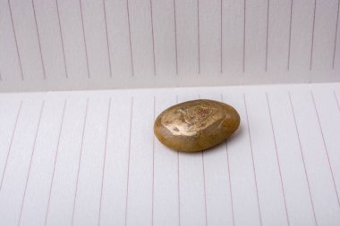 Bir arka plan ile küçük altın renk taşa