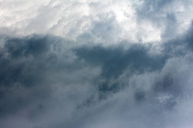 Karanlık ve gri bulutlar gökyüzünde