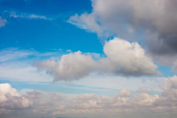 Μπλε Του Ουρανού Που Καλύπτονται Λευκό Και Σύννεφα — Φωτογραφία Αρχείου