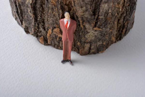 Figurine Minuscule Hommes Modèle Côté Tronc Arbre — Photo