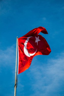 Türk ulusal bayrağı açık havada bir direğe asılı