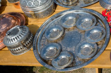 Manzarada geleneksel Türk metal plakaları