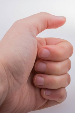 El açmak için tuğla duvar arka plan üzerinde izole bir jest