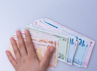 Turksh Lirası banknotlar beyaz arka plan üzerinde tutan el