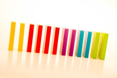 Beyaz arkaplanda renkli Domino Blokları