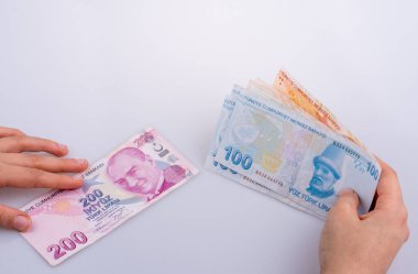 Turksh Lirası banknotlar beyaz arka plan üzerinde tutan el